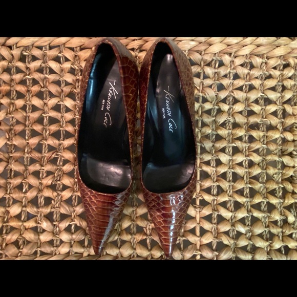 Kenneth Cole alligator print patent leather pumps - Picture 7 of 13